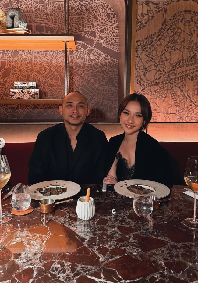 Tiko mengenakan kemeja hitam dipadukan dengan jas senada. Sementara BCL kenakan lingerie dress hitam dipadukan dengan blazer. Foto: Instagram/@itsmebcl