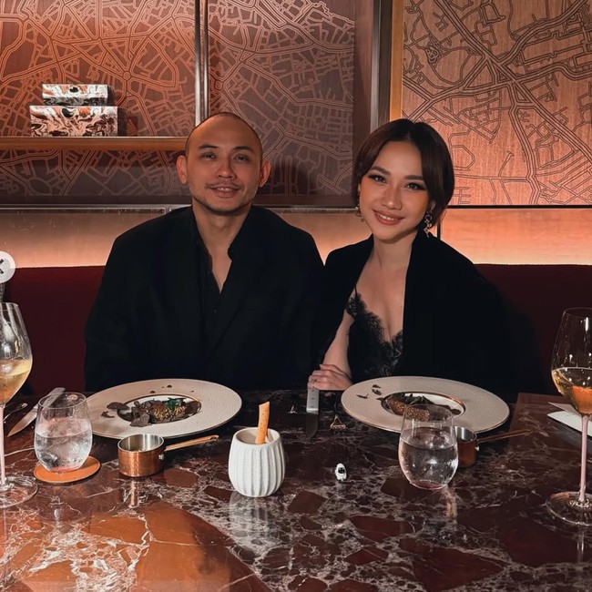 Potret BCL & Tiko Aryawardhana Rayakan Anniversary, Tampil Couple Serba Hitam