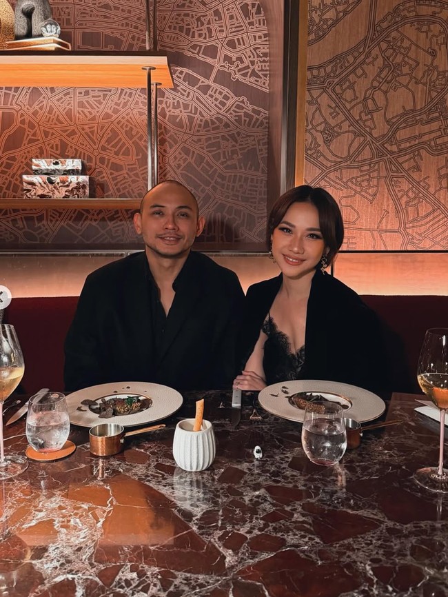 Potret BCL & Tiko Aryawardhana Rayakan Anniversary, Tampil Couple Serba Hitam