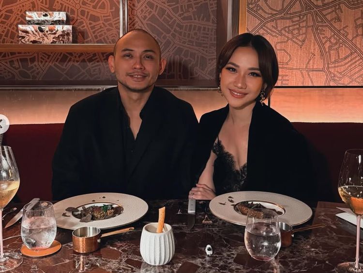 Potret BCL & Tiko Aryawardhana Rayakan Anniversary, Tampil Couple Serba Hitam