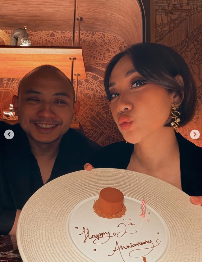 Keduanya juga berpose bersama kue anniversary dari restoran tempat mereka dinner. Kue tersebut dilengkapi lilin dan tulisan Happy 2nd Anniversary. Foto: Instagram/@itsmebcl