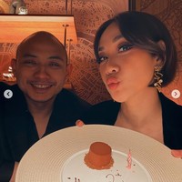 Keduanya juga berpose bersama kue anniversary dari restoran tempat mereka dinner. Kue tersebut dilengkapi lilin dan tulisan Happy 2nd Anniversary. Foto: Instagram/@itsmebcl