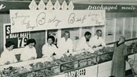 Di 1955, toko daging segar pun mulai merombak interior toko mereka menjad lebih modern. Seperti toko Baby Beef di California ini. Foto: Archive/Reader Digest