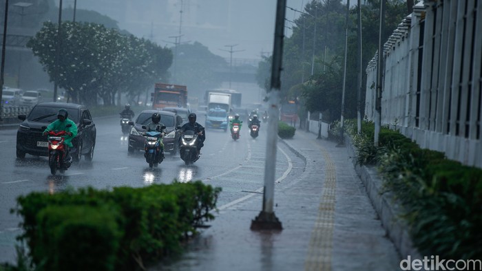 Pengendara menggunakan jas hujan di kolong jembatan penyeberangan di Jakarta, Rabu (3/12/2025). Badan Meteorologi, Klimatologi, dan Geofisika (BMKG) mengimbau seluruh masyarakat Indonesia untuk meningkatkan kewaspadaan terhadap potensi hujan dengan sedang hingga lebat seiring dengan masuknya sebagian besar wilayah Indonesia ke puncak musim hujan.