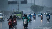 Badan Meteorologi, Klimatologi, dan Geofisika (BMKG) mengimbau seluruh masyarakat Indonesia untuk meningkatkan kewaspadaan terhadap potensi hujan dengan sedang hingga lebat seiring dengan masuknya sebagian besar wilayah Indonesia ke puncak musim hujan.