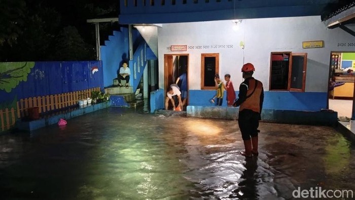 Longsor-Banjir Rendam Rumah hingga Pesantren di Kota Sukabumi