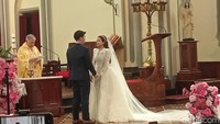 Detik-detik Jonathan Alden akan membuka veil Brisia Jodie. Keduanya sempat pingitan beberapa hari atau tidak bertemu hingga waktu pernikahan tiba. Foto: Muhammad Ahsan Nurrijal/detikcom