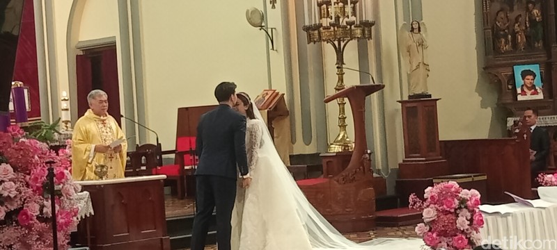 Brisia Jodie dan Jonathan Alden menggelar pemberkatan di Gereja Katedral, Rabu (3/12/2025).