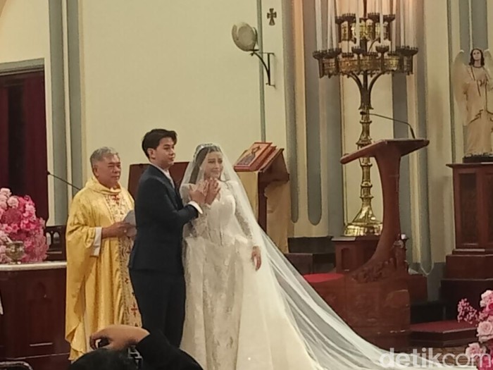 Brisia Jodie dan Jonathan Alden menggelar pemberkatan di Gereja Katedral, Rabu (3/12/2025).
