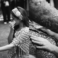 Suasana berubah haru saat Jodie meminta restu dari orangtuanya sebelum menikah. Terlihat Jodie sampai tak sanggup menahan air matanya. Foto: Instagram/@brisiajodie96