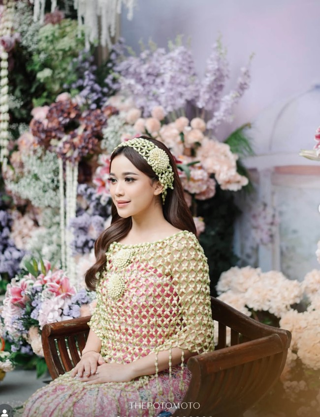 Di momen siramannya, Jodie tampil cantik memukai dengan riasan soft yang flawless. Bibirnya tampak natural dengan pulasan lipstik berwarna nude. Foto: Instagram/@brisiajodie96