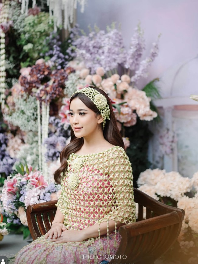 8 Foto Siraman Brisia Jodie, Cantik Memukau Dengan Riasan Soft yang Flawless