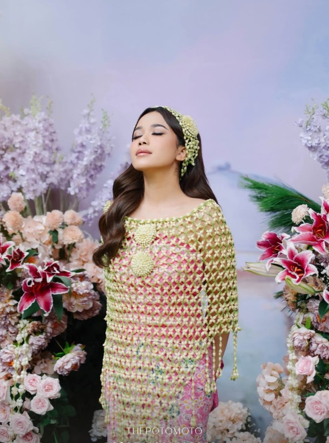 Sesuai dengan adat Jawa, Jodie kenakan kemben dari kain jumputan berwarna pink. Penampilannya itu kemudian dibalut dengan ronce melati yang menutupi bagian tubuhnya dan dijadikan bandana di kepala. Foto: Instagram/@brisiajodie96