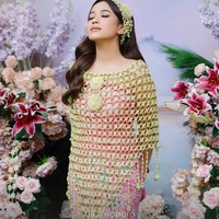 Sesuai dengan adat Jawa, Jodie kenakan kemben dari kain jumputan berwarna pink. Penampilannya itu kemudian dibalut dengan ronce melati yang menutupi bagian tubuhnya dan dijadikan bandana di kepala. Foto: Instagram/@brisiajodie96