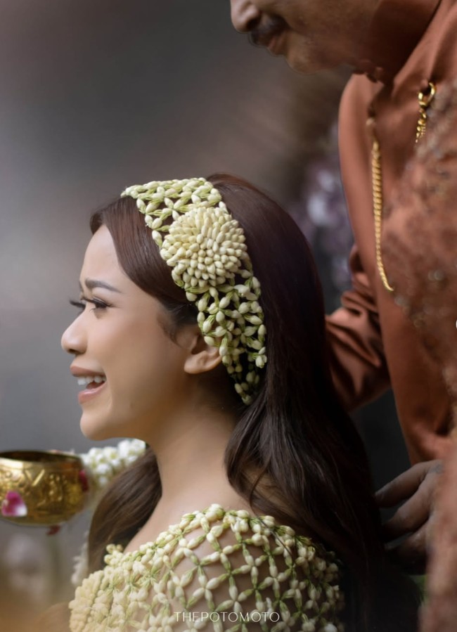 Memukau dengan riasan flawless dan rambut panjang yang dibiarkan terurai, wanita 29 tahun itu pancarkan aura calon manten. Foto: Instagram/@brisiajodie96