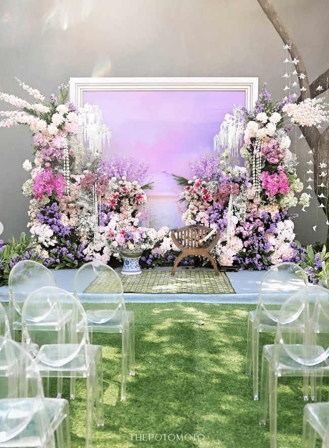 Dekorasi di acara siraman Jodie tampak hidup dengan bunga-bunga berwarna pastel yang cerah. Didominasi warna ungu dan putih, dekorasinya itu tampak simpel namun tetap elegan. Foto: Instagram/@brisiajodie96