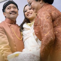 Kedua orangtua Jodie tampil serasi kenakan beskap dan kebaya berwarna terakota. Dengan kompak mereka tampak menggendong Jodie setelah prosesi siraman. Foto: Instagram/@brisiajodie96