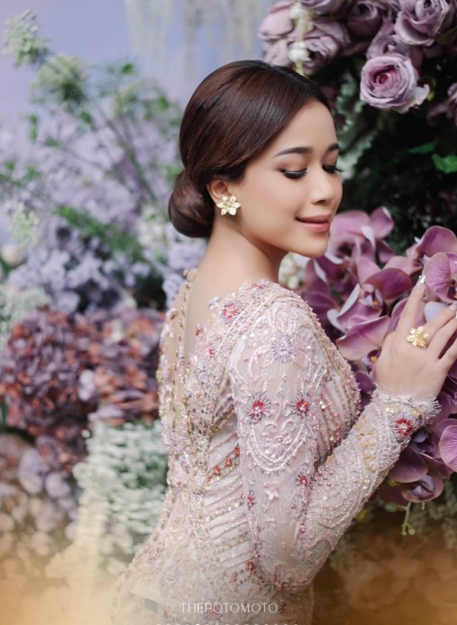 Setelahnya Jodie juga terlihat berganti pakaian mengenakan kebaya ungu muda yang dipenuhi payet, membuat penampilannya terlihat anggun, elegan, dan feminin. Brisia Jodie dan Jonathan Alden diketahui sudah resmi menikah hari ini, Rabu (3/12/24). Pemberkatan pernikahan berlangsung di Gereja Katedral, Jakarta. Foto: Instagram/@brisiajodie96