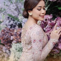 Setelahnya Jodie juga terlihat berganti pakaian mengenakan kebaya ungu muda yang dipenuhi payet, membuat penampilannya terlihat anggun, elegan, dan feminin. Brisia Jodie dan Jonathan Alden diketahui sudah resmi menikah hari ini, Rabu (3/12/24). Pemberkatan pernikahan berlangsung di Gereja Katedral, Jakarta. Foto: Instagram/@brisiajodie96