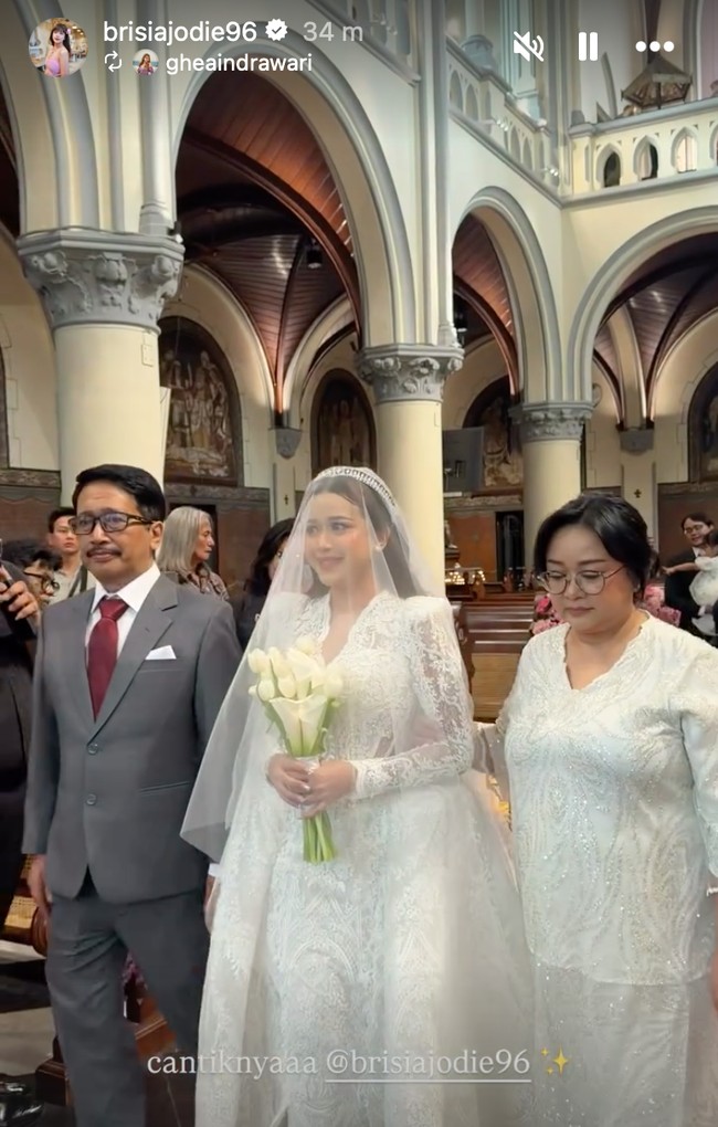 Brisia Jodie dan Jonathan Alden telah melangsungkan pemberkatan pernikahan di Gereja Katedral, Jakarta, pada Rabu (3/12/25). Saat berjalan menuju altar di gereja terlihat Jodie digandeng oleh kedua orangtuanya. Foto: Instagram/@brisiajodie96