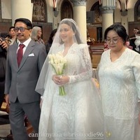 Brisia Jodie dan Jonathan Alden telah melangsungkan pemberkatan pernikahan di Gereja Katedral, Jakarta, pada Rabu (3/12/25). Saat berjalan menuju altar di gereja terlihat Jodie digandeng oleh kedua orangtuanya. Foto: Instagram/@brisiajodie96
