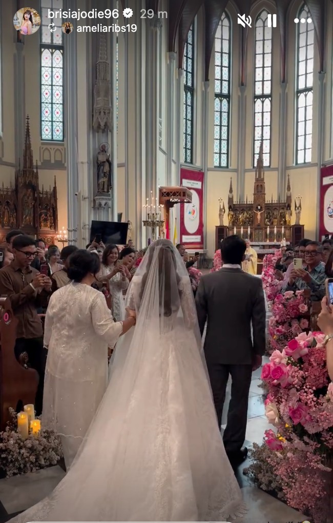 Kenakan veil panjang, Jodie terlihat anggun dengan gaun pengantin putih berbuntut. Rambut panjangnya tampak dibiarkan terurai. Foto: Instagram/@brisiajodie96