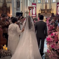 Kenakan veil panjang, Jodie terlihat anggun dengan gaun pengantin putih berbuntut. Rambut panjangnya tampak dibiarkan terurai. Foto: Instagram/@brisiajodie96