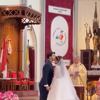 Sementara Alden mengenakan setelan jas biru. Dalam foto terlihat momen manis sesaat keduanya telah sah menjadi pasangan suami-istri. Di depan imam dan altar gereja, Alden mencium kening Jodie dengan penuh cinta. Foto: Instagram/@brisiajodie96