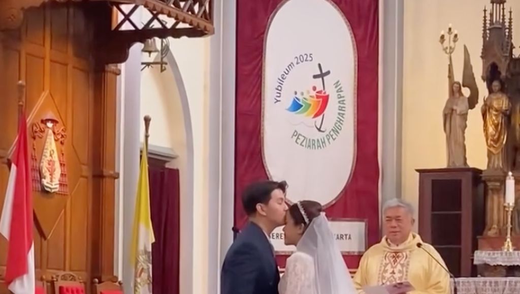 Brisia Jodie dan Jonathan Alden Berbagi Canda di Altar Usai Dipingit 3 Hari