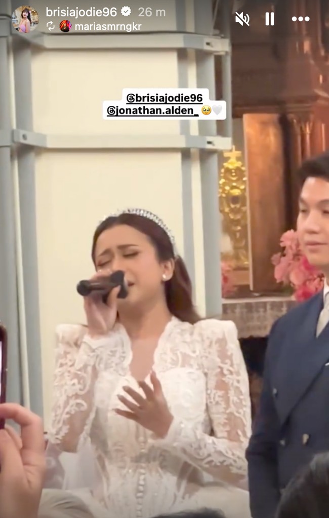 Jodie juga turut menyumbangkan suara merdunya di tengah acara pemberkatan pernikahannya dengan Alden. Foto: Instagram/@brisiajodie96