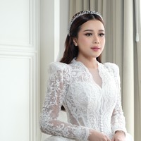 Untuk riasan wajahnya Jodie mempercayakan pada MUA Lorita Young. Riasan wajahnya dibuat sesuai dengan permintaan Jodie, look dreamy yang super lembut. Compleexion halus berpadu dengan riasan mata yang soft dan lipstik ombre. Foto: Instagram/@loritayoung_mua