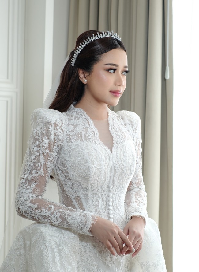 Bak seorang putri, Jodie juga mengenakan headpiece berwarna silver yang membuat penampilannya makin memukau. Foto: Instagram/@loritayoung_mua