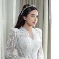 Bak seorang putri, Jodie juga mengenakan headpiece berwarna silver yang membuat penampilannya makin memukau. Foto: Instagram/@loritayoung_mua