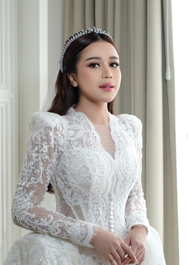 Penampilan Jodie banjir pujian, tak sedikit yang ikut terpesona melihat kecantikannya di hari bahagia. Cakeppp bangett kakkk, tulis salah satu komentar. Jujur jodie tercantik yg pernah aku lihat, komentar lain. Foto: Instagram/@loritayoung_mua