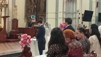 Brisia yang memakai veil putih panjang bersanding dengan Jonathan Alden di altar. Foto: Muhammad Ahsan Nurijjal/detikcom