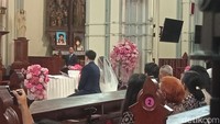 Inilah suasana pemberkatan pernikahan Brisia Jodie dan Jonathan Alden di dalam Gereja Katedral. Foto: Muhammad Ahsan Nurijjal/detikcom