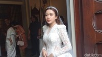 Dia juga bahagia memakai gaun pengantin bernuansa klasik. Dress-nya bagus banget, kayak gila banget. Sengaja mengkonsepkan kayak classic, gak ada payet, ucap Brisia Jodie antusias. Dia mengakui konsep detail penampilannya terinspirasi dari Kate Middleton. Foto: Muhammad Ahsan Nurijjal/detikcom