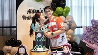 Saat Jonathan Alden berulang tahun. Pelantun Rindu Dalam Hati itu memberi kejutan berupa pesta ulang tahun lengkap dengan kue bertema Anime. Foto: Instagram/@brisiajodie96