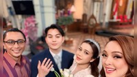 Dalam momen sakral tersebut, keduanya mengucap janji nikah di hadapan pastor, jemaat, dan saksi. Kemudian, mereka saling bertukar cincin. Foto: Instagram @reisabrotoasmara