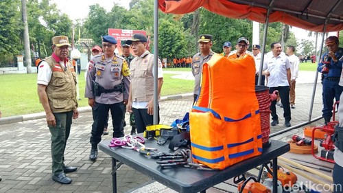 Bupati Lombok Timur Haerul Warisin ketika mengecek peralatan Tim SAR dan BPBD seusai apel siaga bencana di halaman kantor Bupati, Rabu (3/12/2025). (Sanusi Ardi W/detikBali)