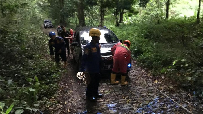 Mobil Tergelincir Usai Nyasar di Gunung Pancar Bogor, Wisatawan Panggil Damkar