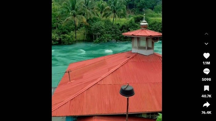 Viral Air Danau Singkarak Jernih di Tengah Banjir Sumatra, Biru Kehijauan
