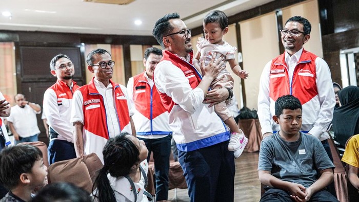 Dirut Pertamina Patra Niaga Tinjau Pekerja-Keluarga Terdampak Banjir Medan