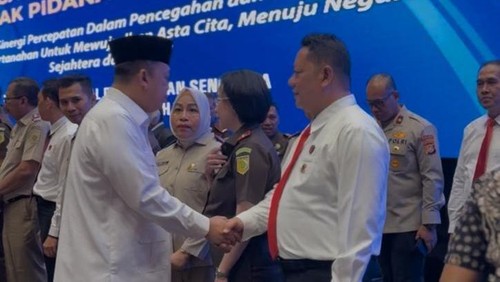 Dirreskrimum Polda Bali, Kombes I Gede Adhi Mulyawarman, menerima penghargaan pin emas dari Kementerian ATR/BPN di Hotel Grand Mercure, Kemayoran, Jakarta, Senin (3/12/205). (Foto: Dok. Polda Bali)