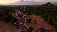 Banjir bandang yang dipicu hujan lebat itu menyapu rumah dan akses jalan, menyisakan lumpur tebal serta puing-puing di sepanjang permukiman. REUTERS/Willy Kurniawan