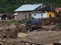 Video Kisah Ibu-Anak di Sumbar Selamat dari Banjir: Berpegangan pada Pohon