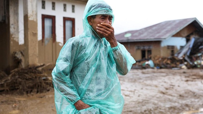 A local resident Abdul Ghani, 57, shows a photo of his wife Marsoni, who has been missing following deadly flash floods in Palembayan, Agam regency, West Sumatra province, Indonesia, December 2, 2025. REUTERS/Willy Kurniawan
