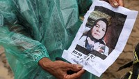 Warga setempat Abdul Ghani, 57 tahun, menunjukkan foto istrinya, Marsoni, yang hilang setelah banjir bandang mematikan menerjang Palembayan, Kabupaten Agam, Sumatera Barat, Selasa (2/12/2025). REUTERS/Willy Kurniawan
