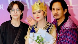 Penyumbatan pembuluh darah di batang otak. Katanya ukurannya cuma segini. Batang otak itu katanya ukurannya cuma segini. Yang tersumbatnya hanya satu tapi itu pusat kontrol kehidupan. Gerak, napas, terang Deniar Hendarsah selaku adik Epy Kusnandar di rumahnya di kawasan Jagakarsa, Jakarta Selatan, Rabu (3/12/2025) malam. Foto: dok Instagram karinaranau9