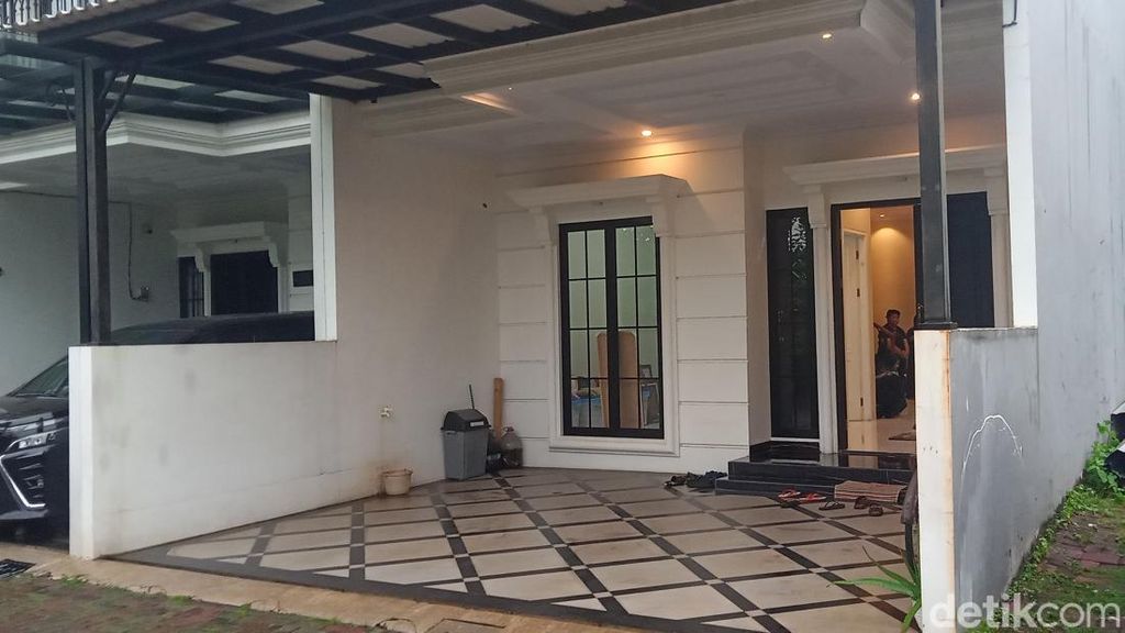 Keluarga Berbenah, Rumah Duka Menanti Kedatangan Jenazah Epy Kusnandar